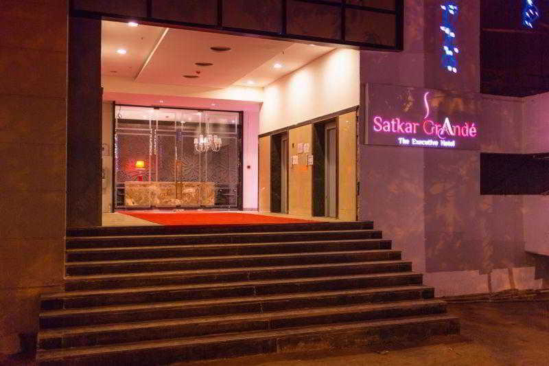 ת'יין Hotel Satkar Grande מראה חיצוני תמונה